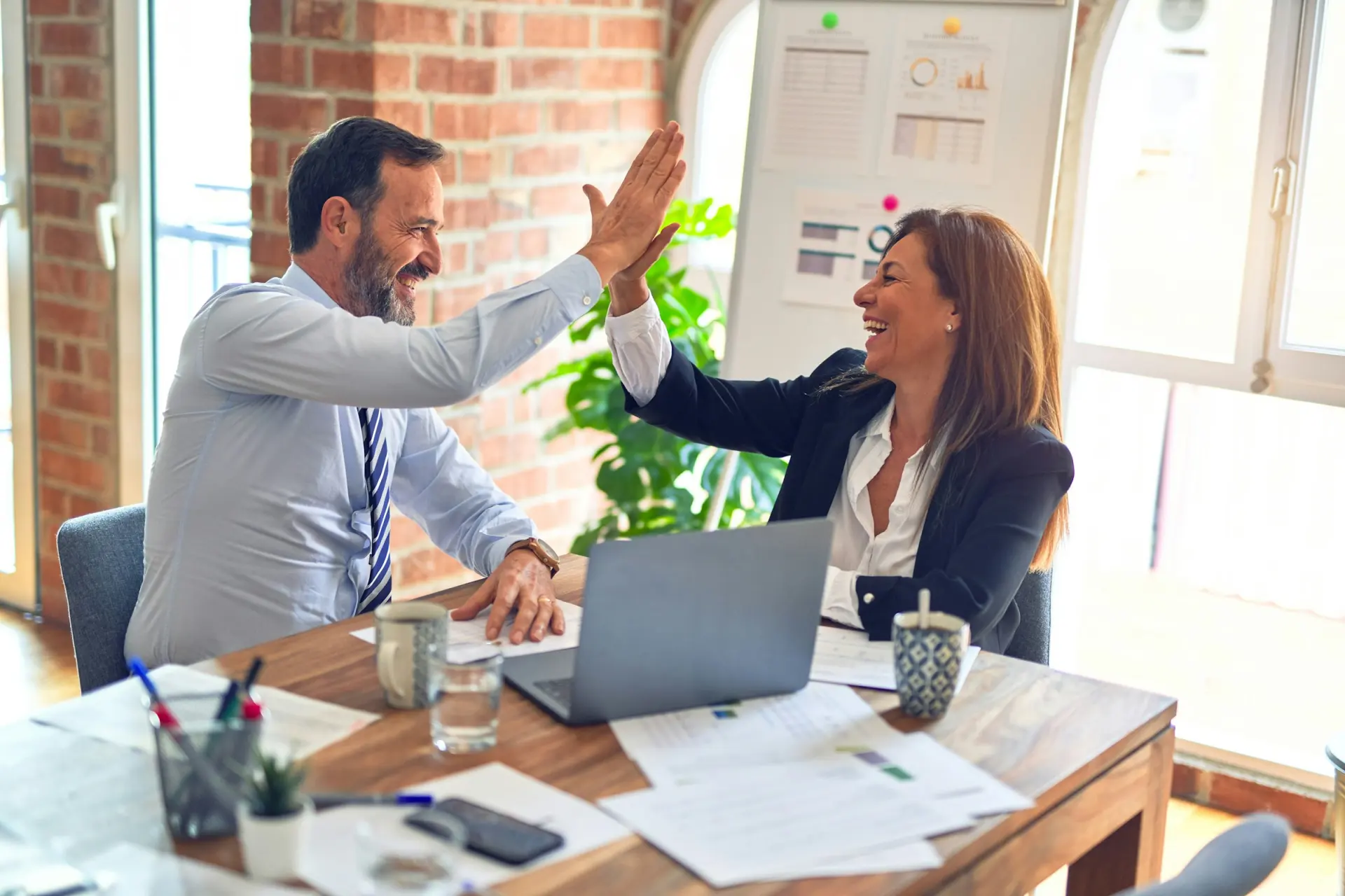 Équipe projet réunie autour d'une table de travail
